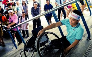 หนุ่มพิการยกรถเข็นขึ้นบันไดบีทีเอสสถานีสนามกีฬาแห่งชาติ