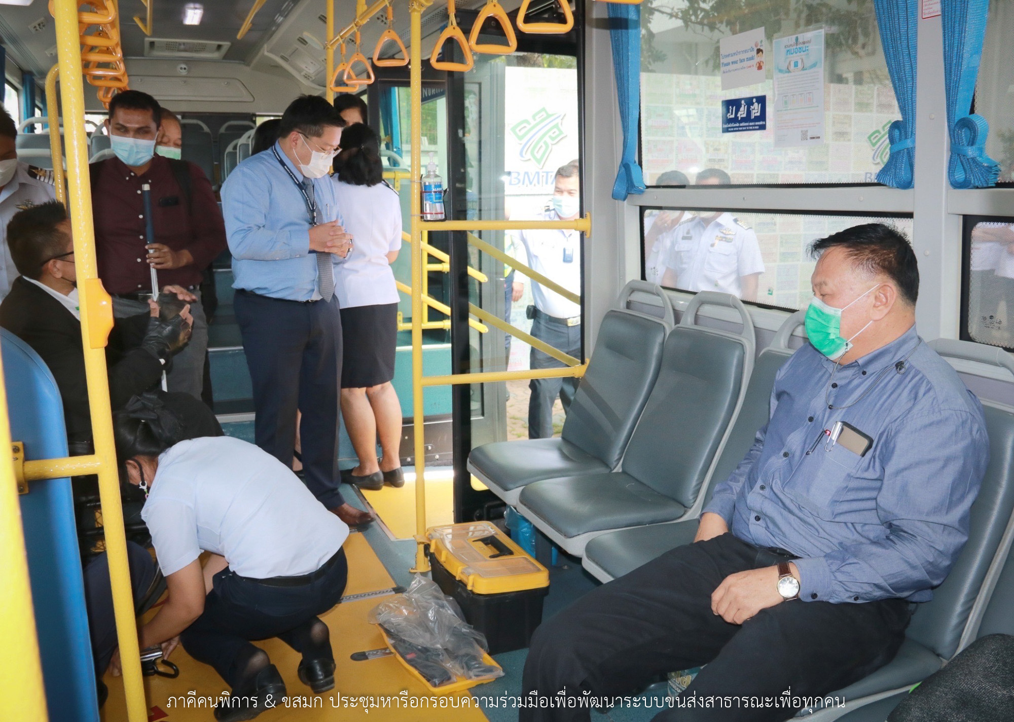 ภาพ คุณชัยพร กำลังนั่งอยู่บนเก้าอี้รถเมล์